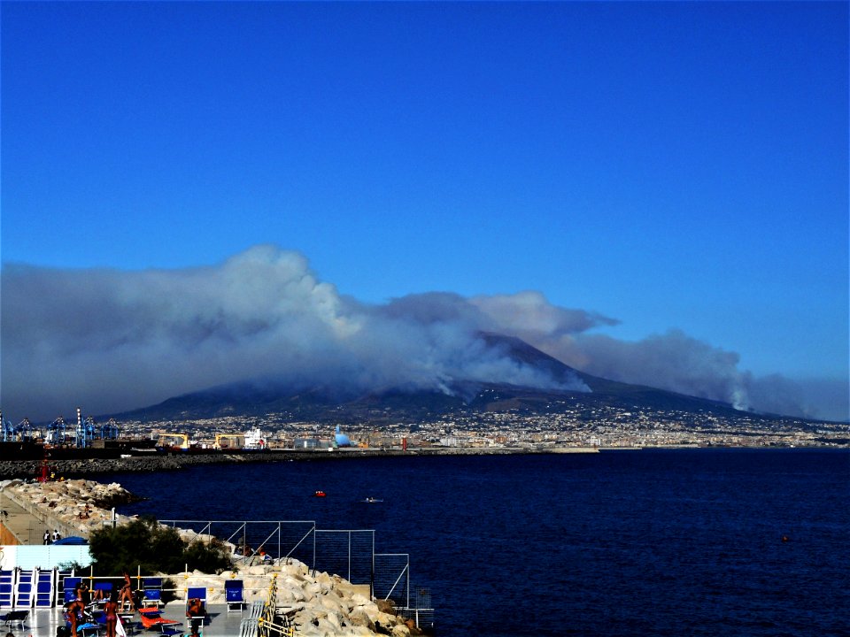 Fire on Vesuvius from Naples, today July 11, 2017 (35862179435)