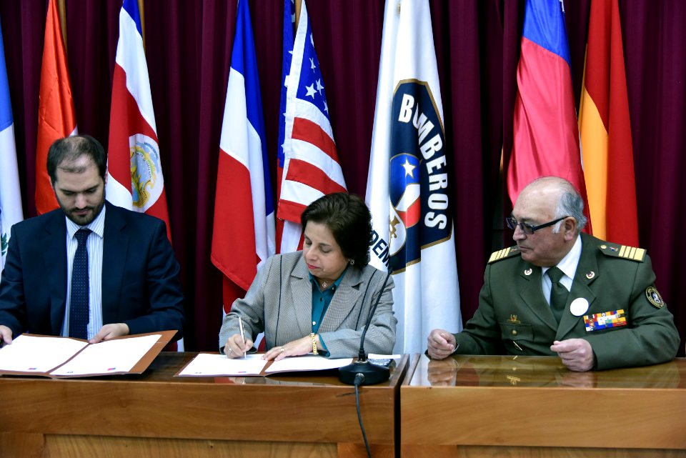 FIRMA DE COOPERACIÓN ENTRE BOMBEROS Y MINISTERIO DE MINERÍA (36109713224)