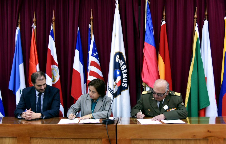 FIRMA DE COOPERACIÓN ENTRE BOMBEROS Y MINISTERIO DE MINERÍA (36943944645)