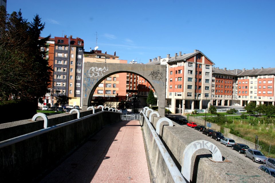 Footbridge (15455698070)