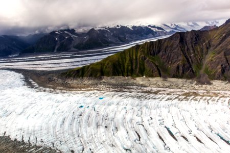 Gates Glacier (foreground), Kennicott Glacier (background) (39319538874)