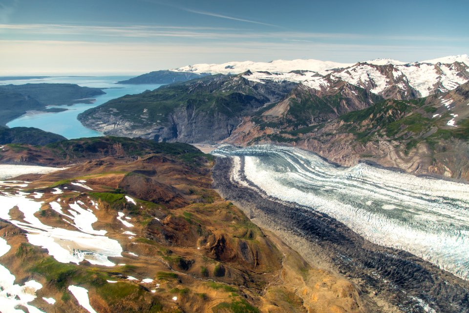 Glacier flowing into Icy Bay (39997867102)