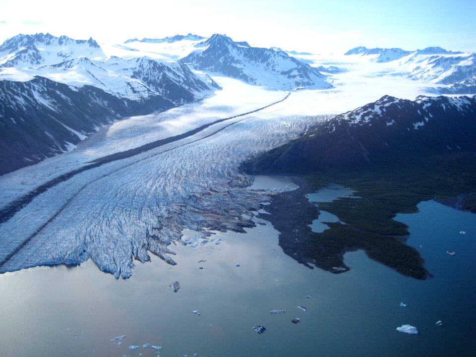 Glacier Features Icebergs, Bear Glacier (29731355550)