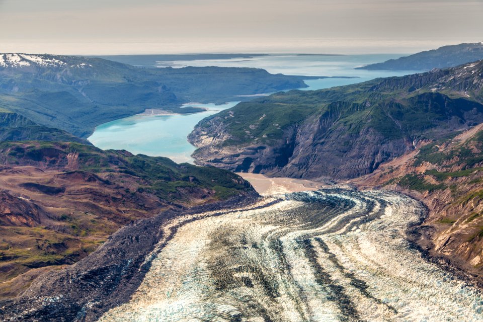 Glacier flowing into Icy Bay (39997866642)