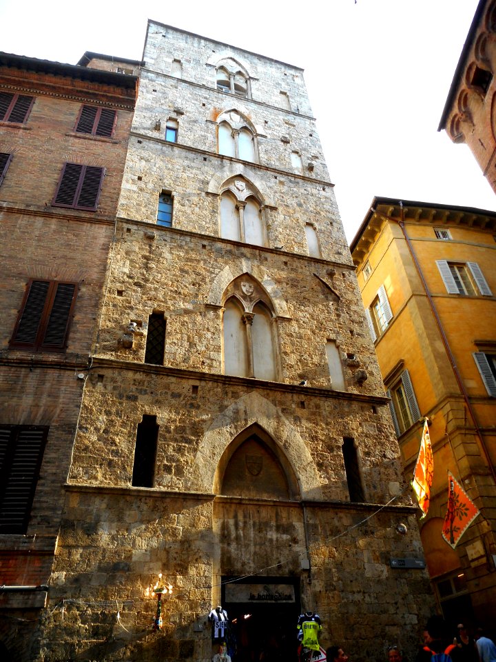 Gothic building (13th-14th century) at Siena (37209585475)