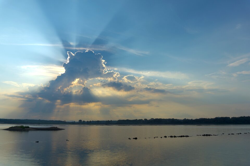 Hdr light cloud gap light
