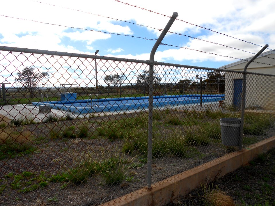 Hawker swimming pool (33397891824)