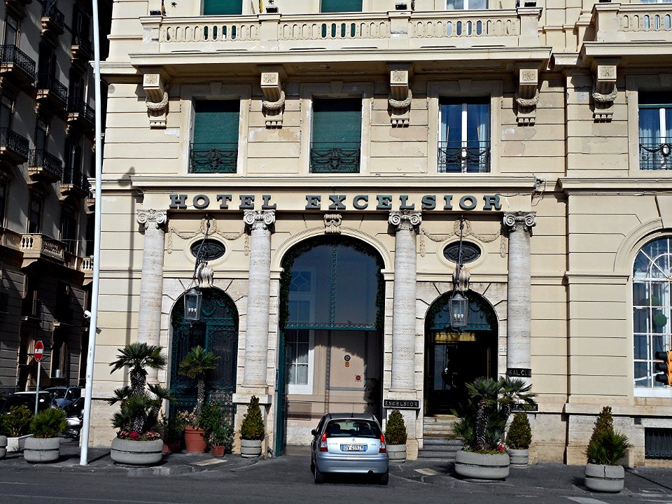 Hotel Excelsior in Naples (23220632111)