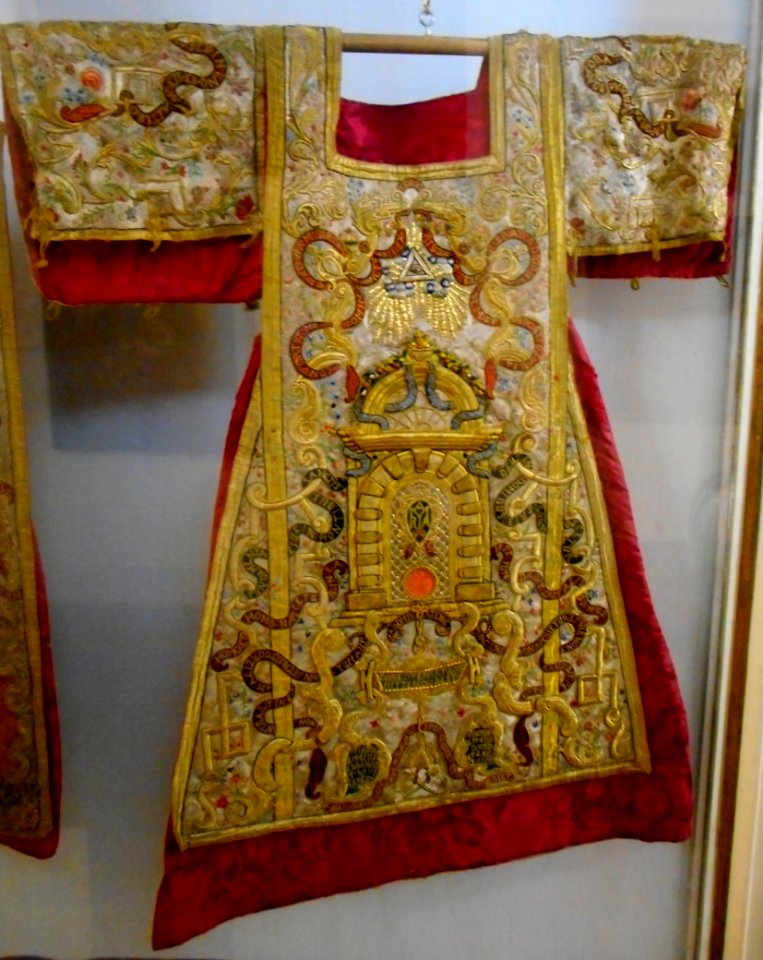 Holy vestments - Embroidery (about 1725) of Polish manufacture - Museum Quadreria dei Girolamini in Naples (31790272938)