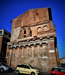 House of Crescenzi (1040-1065) with classical fragments, in Rome (34291791370)
