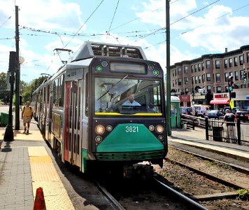 Inbound train at Cleveland Circle station, June 2012 photo