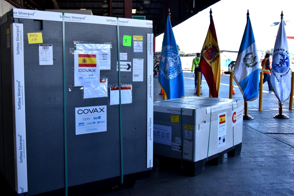 Ingreso de un nuevo lote de vacunas AztraZeneca donaciòn de España 20211016 GAG 6871 (51596980206)