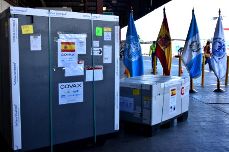 Ingreso de un nuevo lote de vacunas AztraZeneca donaciòn de España 20211016 GAG 6871 (51596980206)