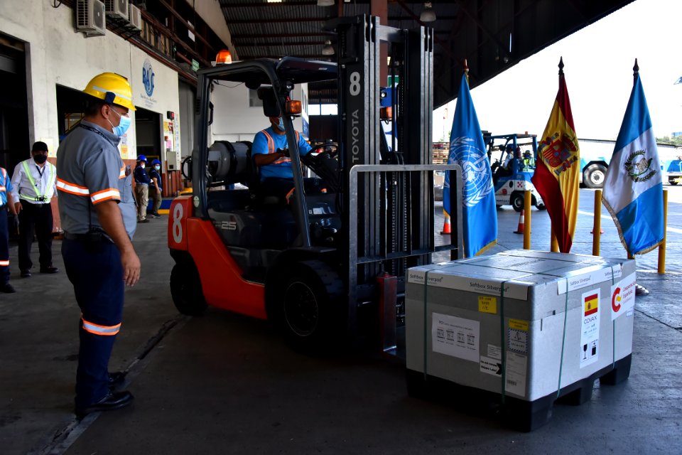 Ingreso de un nuevo lote de vacunas AztraZeneca donaciòn de España 20211016 GAG 7021 (51596174917)