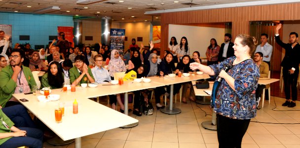 Interaksi Wakil Dubes AS dengan Para Pelajar di Diplomasi Bakso FPCI (47142879001)