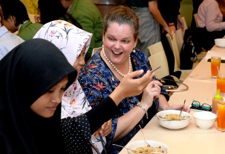 Interaksi Wakil Dubes AS dengan Para Pelajar di Diplomasi Bakso FPCI (47142879841)