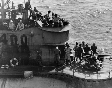Japanese Submarine I-400 with Japanese crew aboard after the Surrender in 1945 (50352686301)