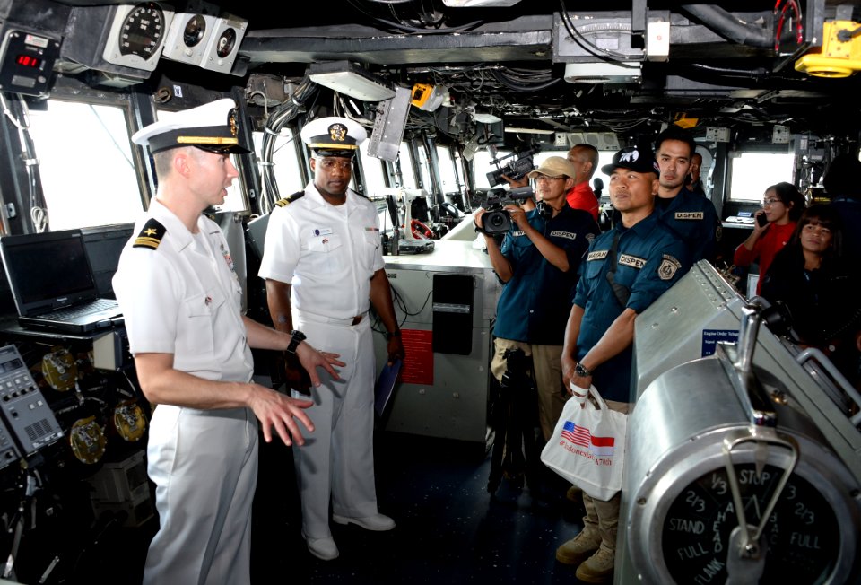 Kapal Komando Armada Ke-7 USS Blue Ridge Memperkuat Kemitraan Maritim di Indonesia (32857674327)