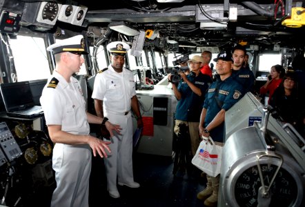 Kapal Komando Armada Ke-7 USS Blue Ridge Memperkuat Kemitraan Maritim di Indonesia (32857674327)