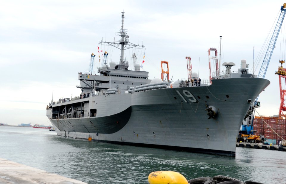 Kapal Komando Armada Ke-7 USS Blue Ridge Memperkuat Kemitraan Maritim di Indonesia (47800995141)