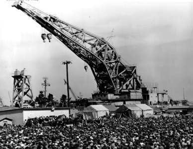Kearsarge Crane Ship (AB-1) noon time bond rally at Hunters Point Naval Shipyard in 1945. (49934662537)