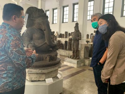 Kunjungan -DubesKim ke Museum Nasional (50836749613)