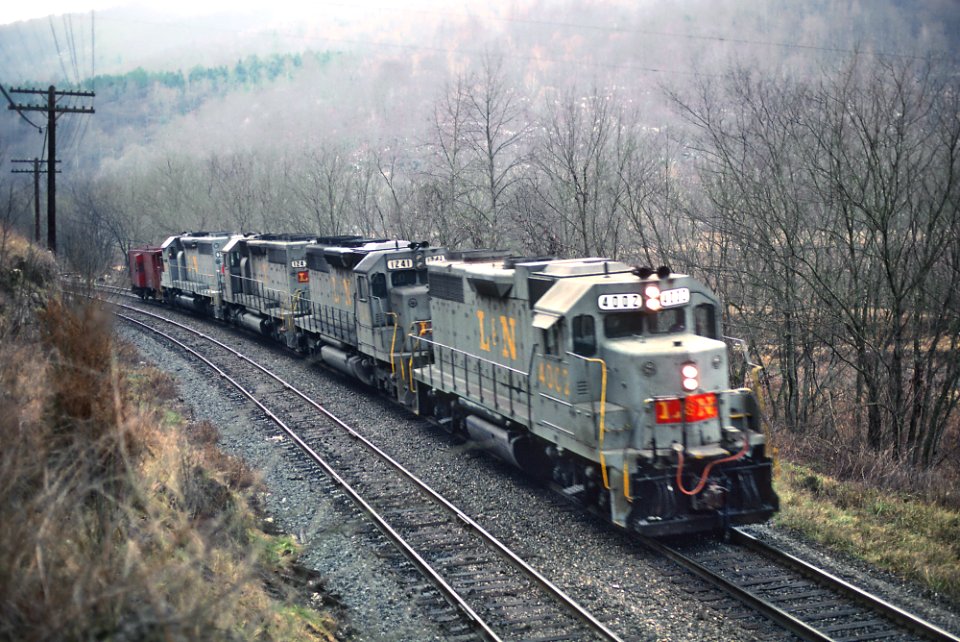 L&N 4002 GP38, 1241 SD40, 1243 SD40, and another and a caboose in February 1980 (33885516125)