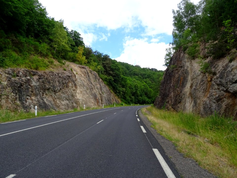 La route D922 entre 2 falaises, Jaleyrac, Cantal