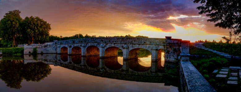 Pont au soleil levant (48141460426) photo