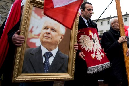 Portret prezydenta Lecha Kaczyńskiego niesiony podczas 6 rocznicy tragedii smoleńskiej