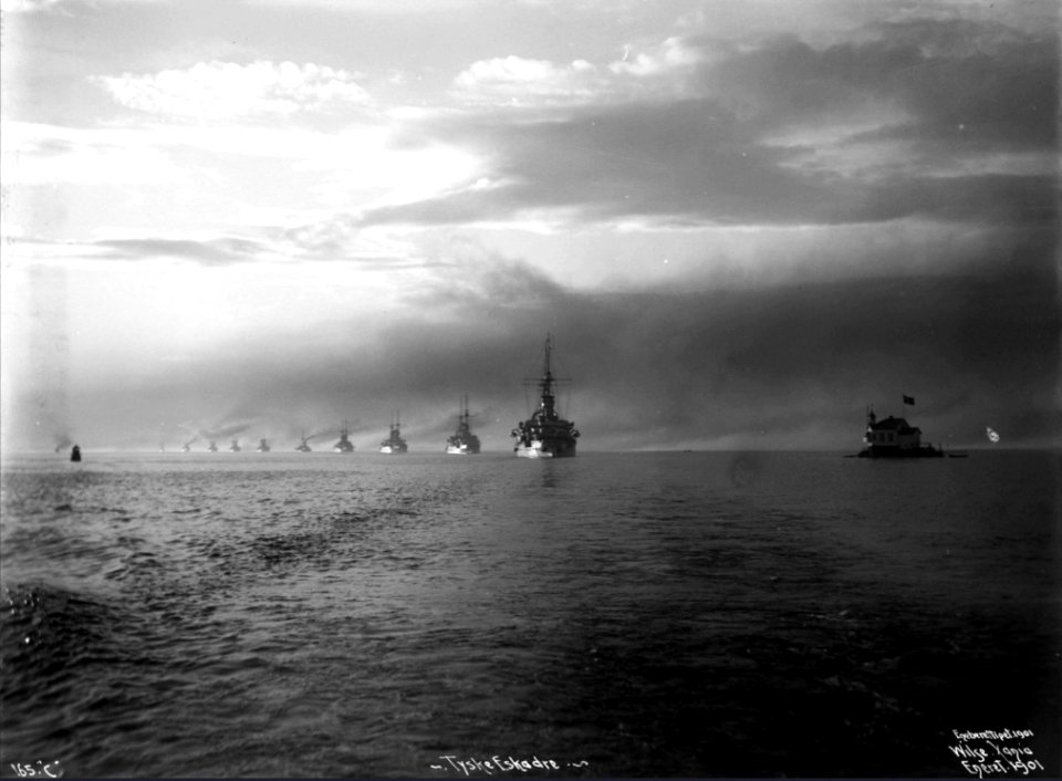 Pre-dreadnought battleship SMS Kaiser Friedrich III leads the German Home fleet, 1901. (51036591121)
