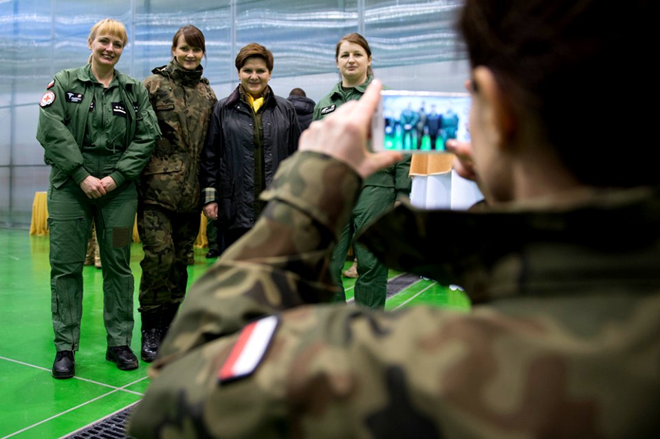 Premier Beata Szydło na spotkaniu z kobietami pilotującymi wojskowe samoloty i śmigłowce (25322977010)