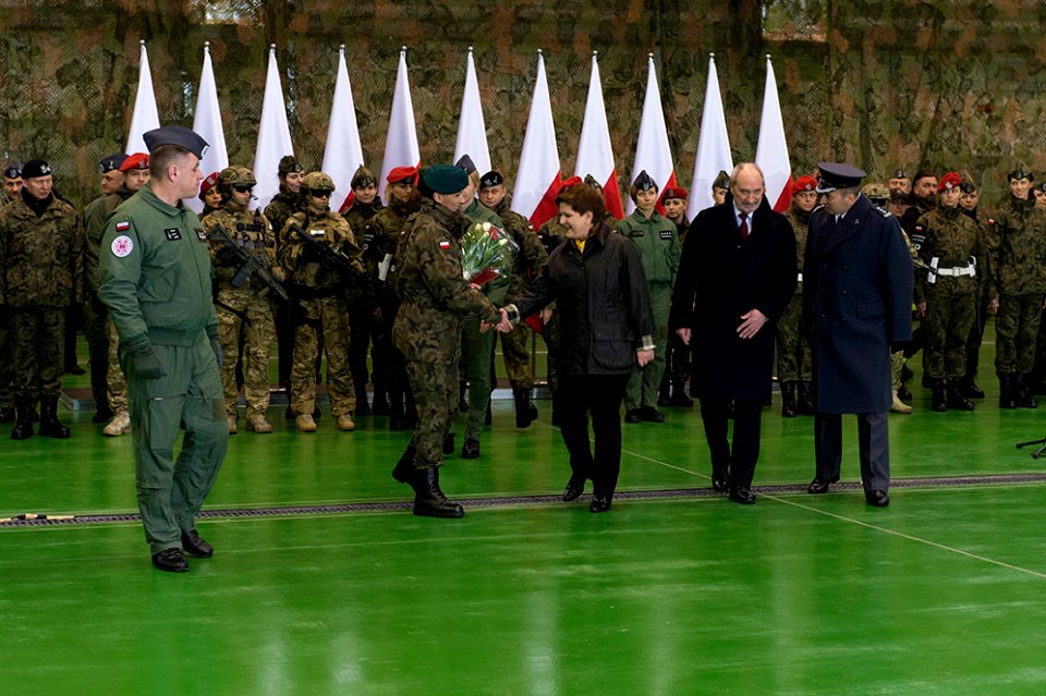 Premier Beata Szydło na spotkaniu z kobietami pilotującymi wojskowe samoloty i śmigłowce (25500096682)