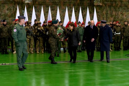 Premier Beata Szydło na spotkaniu z kobietami pilotującymi wojskowe samoloty i śmigłowce (25500096682)