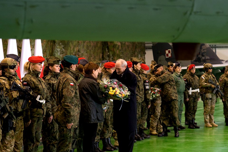 Premier Beata Szydło na spotkaniu z kobietami pilotującymi wojskowe samoloty i śmigłowce (25618603365)