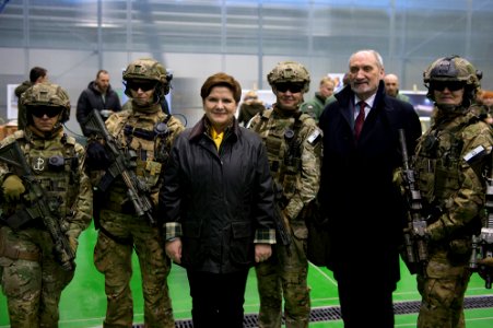 Premier Beata Szydło na spotkaniu z kobietami pilotującymi wojskowe samoloty i śmigłowce (25499959612)