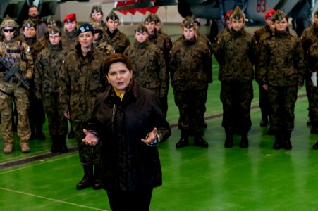 Premier Beata Szydło na spotkaniu z kobietami pilotującymi wojskowe samoloty i śmigłowce (25525915571)