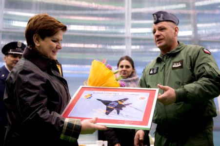 Premier Beata Szydło na spotkaniu z kobietami pilotującymi wojskowe samoloty i śmigłowce (25618601425)