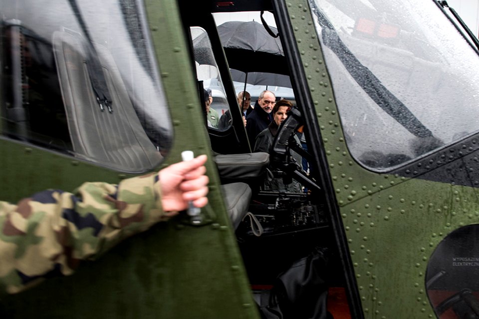 Premier Beata Szydło na spotkaniu z kobietami pilotującymi wojskowe samoloty i śmigłowce (25592461726)