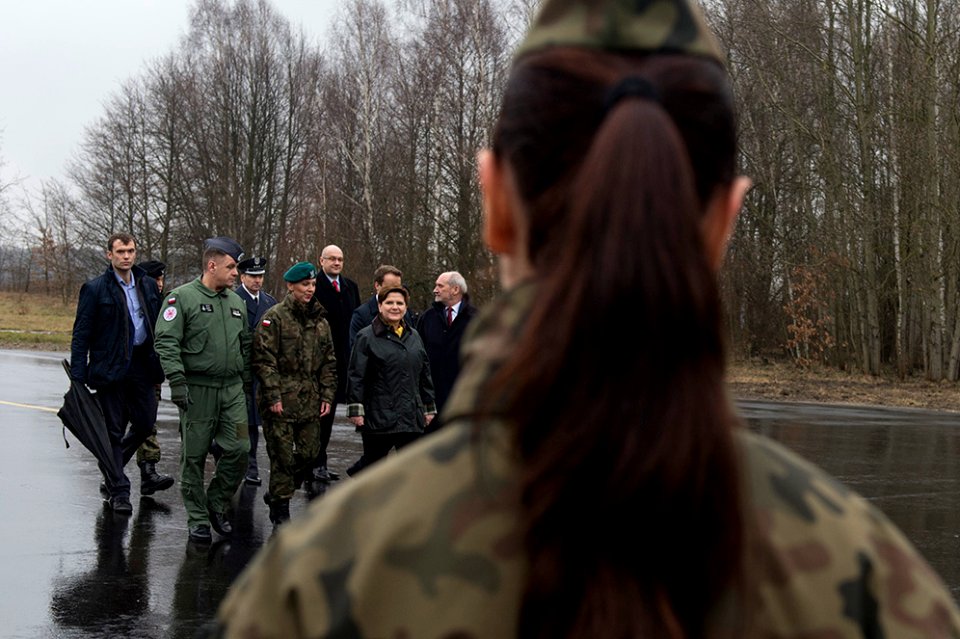 Premier Beata Szydło na spotkaniu z kobietami pilotującymi wojskowe samoloty i śmigłowce (25525913971)