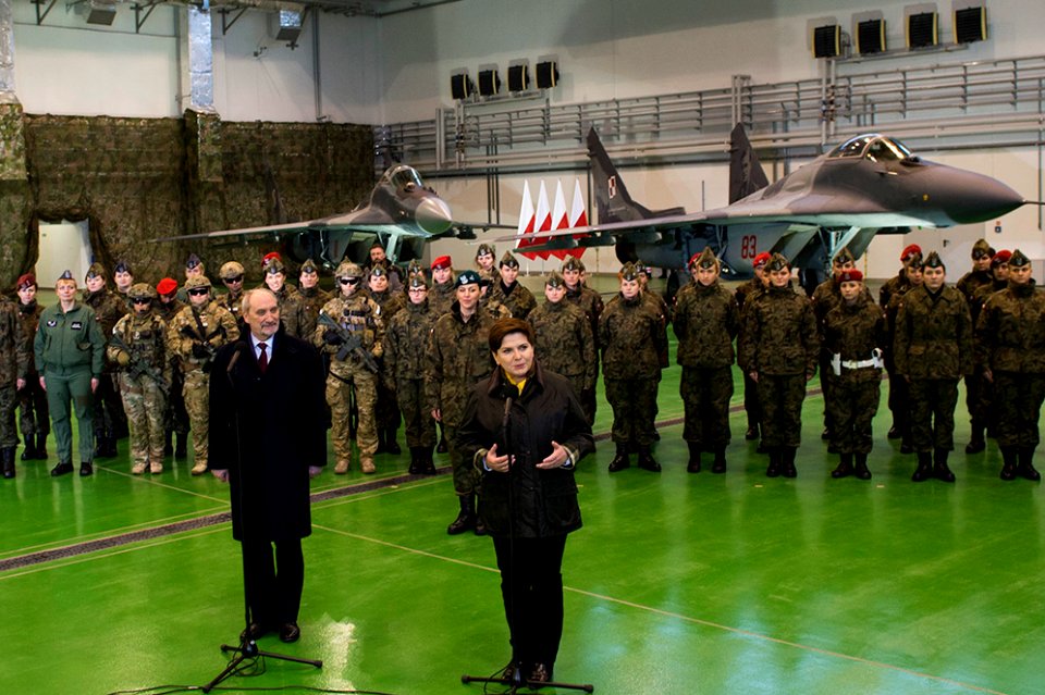 Premier Beata Szydło na spotkaniu z kobietami pilotującymi wojskowe samoloty i śmigłowce (25592461456)