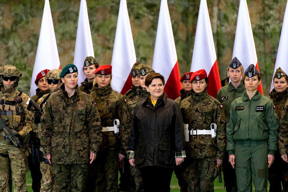 Premier Beata Szydło na spotkaniu z kobietami pilotującymi wojskowe samoloty i śmigłowce (25592462266)