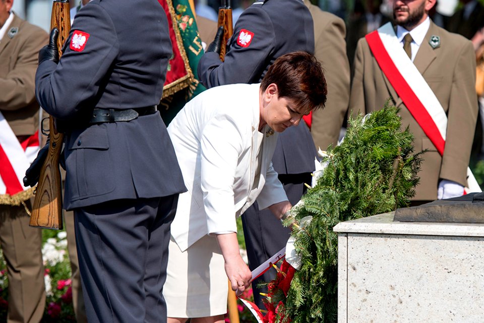 Premier Beata Szydło składa wieniec pod pomnikiem Lecha i Marii Kaczyńskich w Radomiu