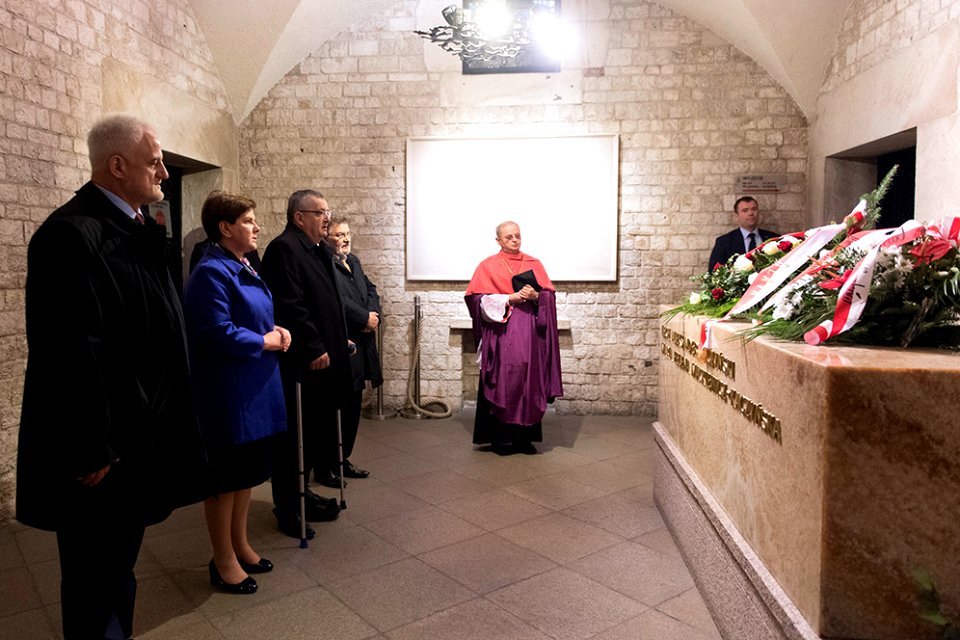 Premier Beata Szydło u grobu Lecha i Marii Kaczyńskich na Wawelu