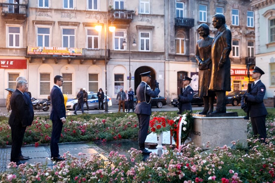 Premier Mateusz Morawiecki przed pomnikiem Pary Prezydenckiej Lecha i Marii Kaczyńskich w Radomiu