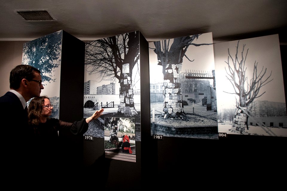Premier Mateusz Morawiecki zwiedza Muzeum Niemieckiego Więzienia Gestapo Pawiak w Warszawie (1)