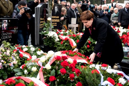 Premier Beata Szydło składa wieniec na grobie Grażyny Gęsickiej ofiary tragedii smoleńskiej