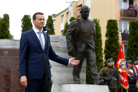 Premier Mateusz Morawiecki przemawia podczas uroczystości odsłonięcia pomnika prof. Lecha Kaczyńskiego w Kraśniku