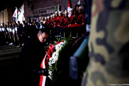 Premier Mateusz Morawiecki składa wieniec w Kopalni Wujek Ofiarom Pacyfikacji