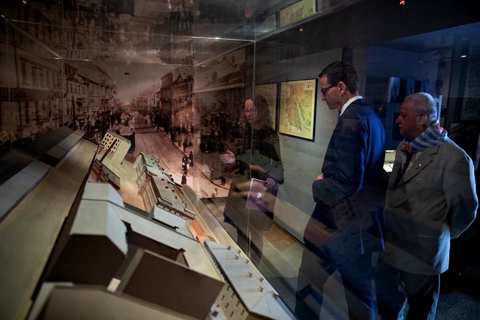 Premier Mateusz Morawiecki zwiedza Muzeum Niemieckiego Więzienia Gestapo Pawiak w Warszawie